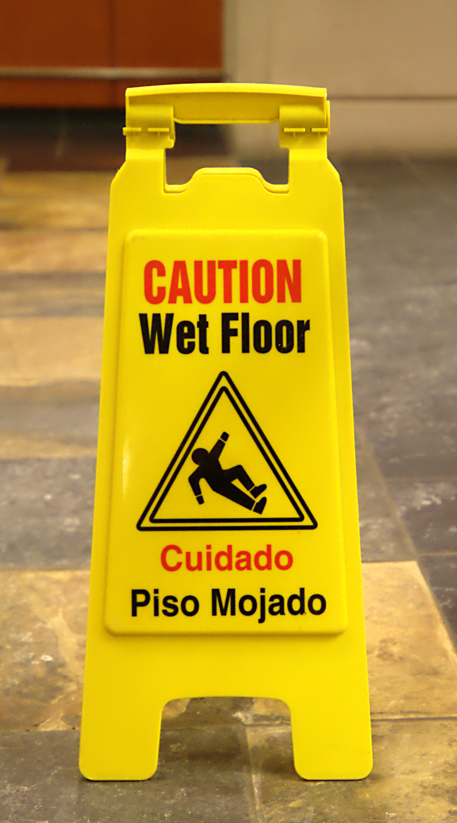 Wet_floor_-_piso_mojado